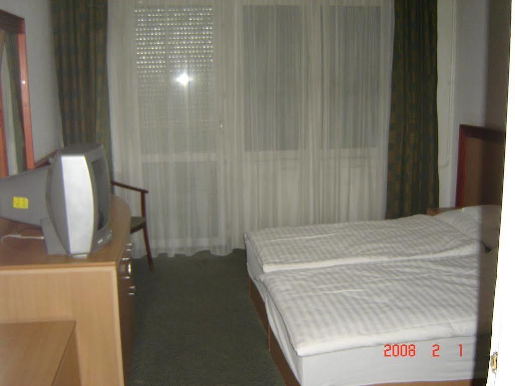 Tisza Sport Hotel Szeged Bagian luar foto